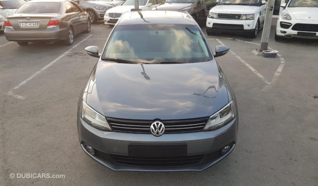 Volkswagen Jetta Getta model 2015 GCC car prefect condition full option sun roof leather seats back camera back air c