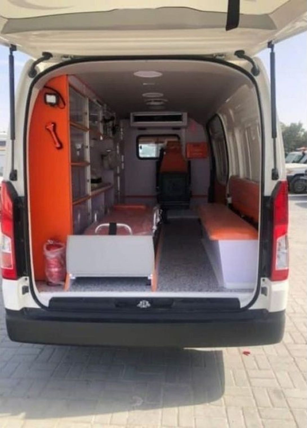 تويوتا هاياس كوميتور GL  سقف عالي كوميتور GL  سقف عالي ambulance full equipment اتوماتيك