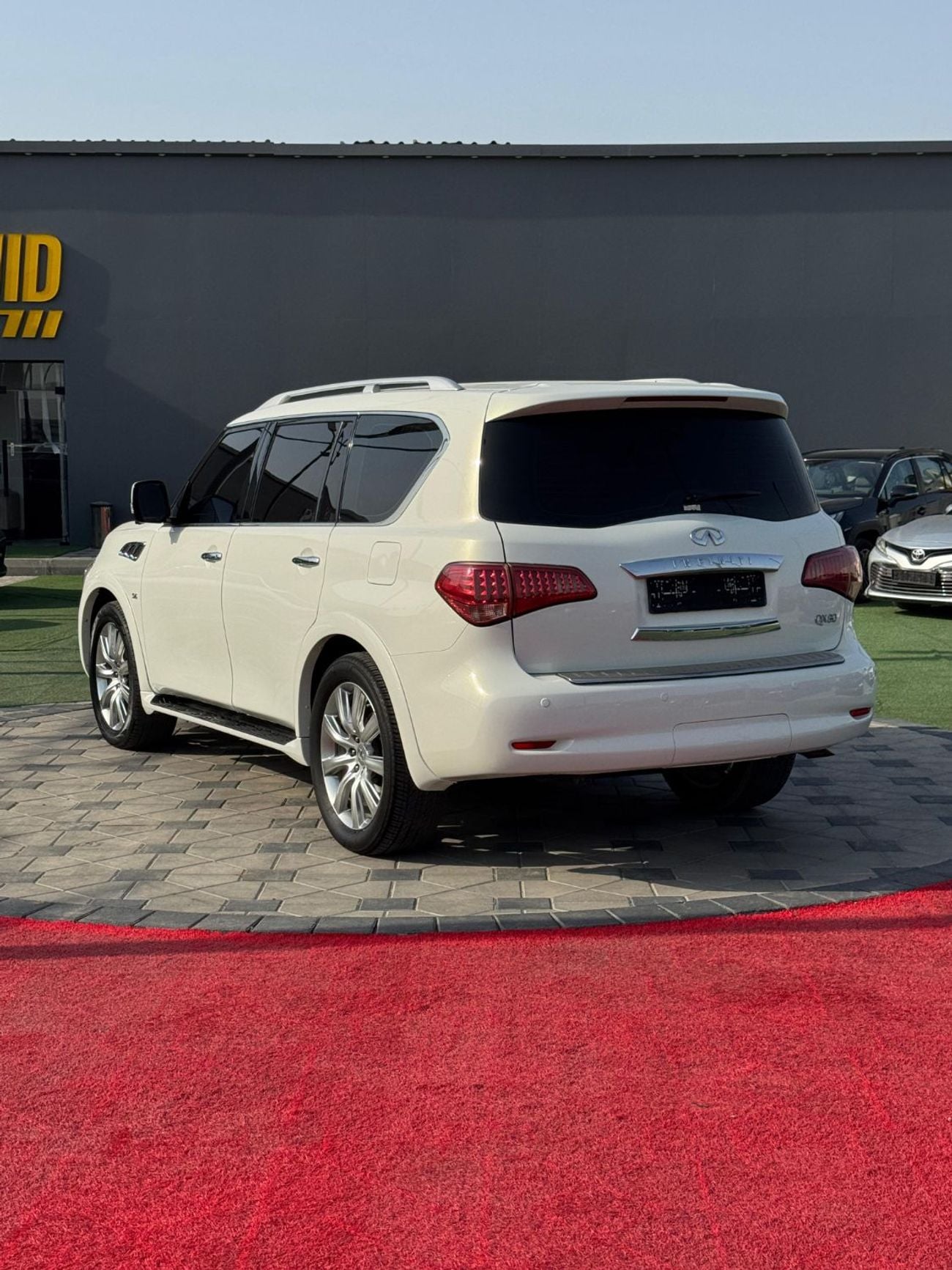 Infiniti QX80 LUXURY
