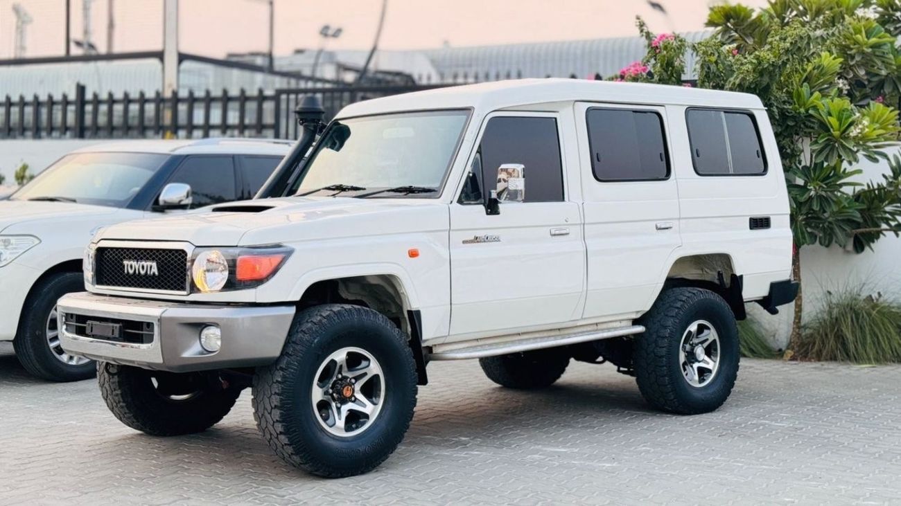 تويوتا لاند كروزر 70 -