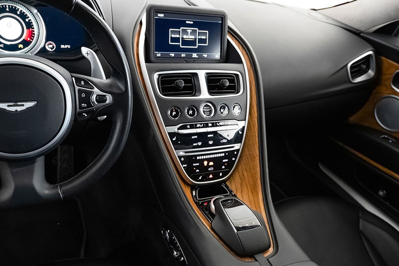 أستون مارتن DB11 Std 5.2L