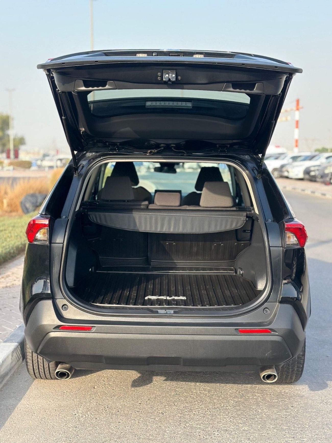 Toyota RAV4 Hybrid XLE 2.5L push start full option