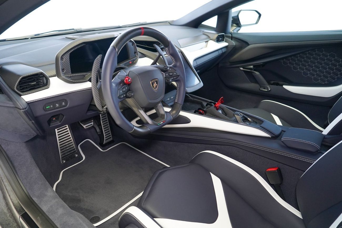 لامبورغيني ريفويلتو 6.5L V12 Hybrid