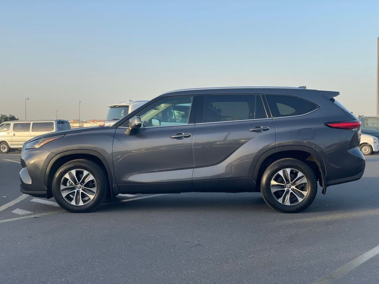 Toyota Highlander 2021 Toyota Highlander XLE Premuim Full Option - 3.5L V6 - AWD 4x4 - Push Start & Sunroof With Wirel