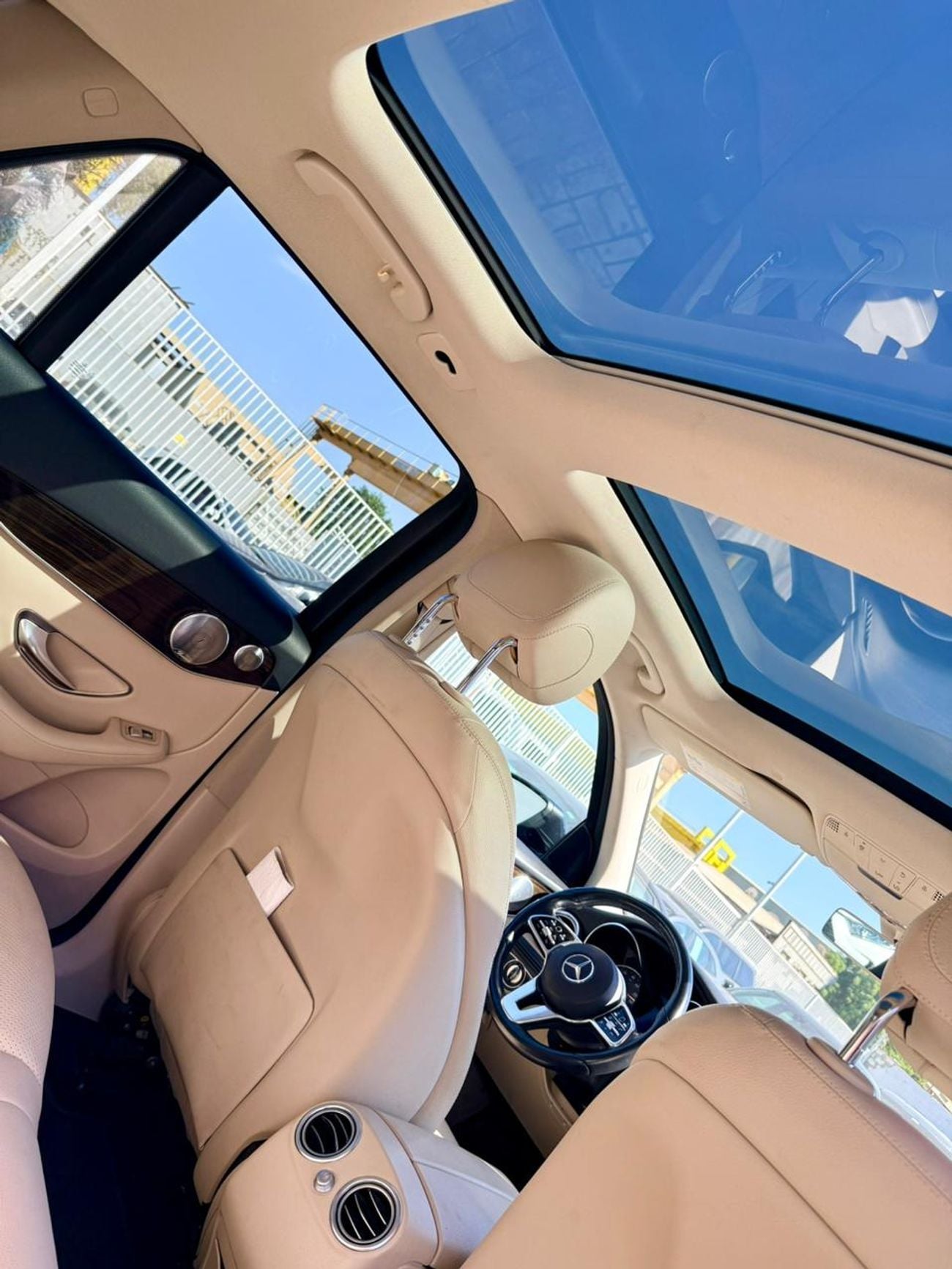 Mercedes-Benz GLC 300 4MATIC 2.0L 2020 Mercedes benz GLC C300 4matic 4x4 full option Panoramic roof. 360 cameras. Auto par