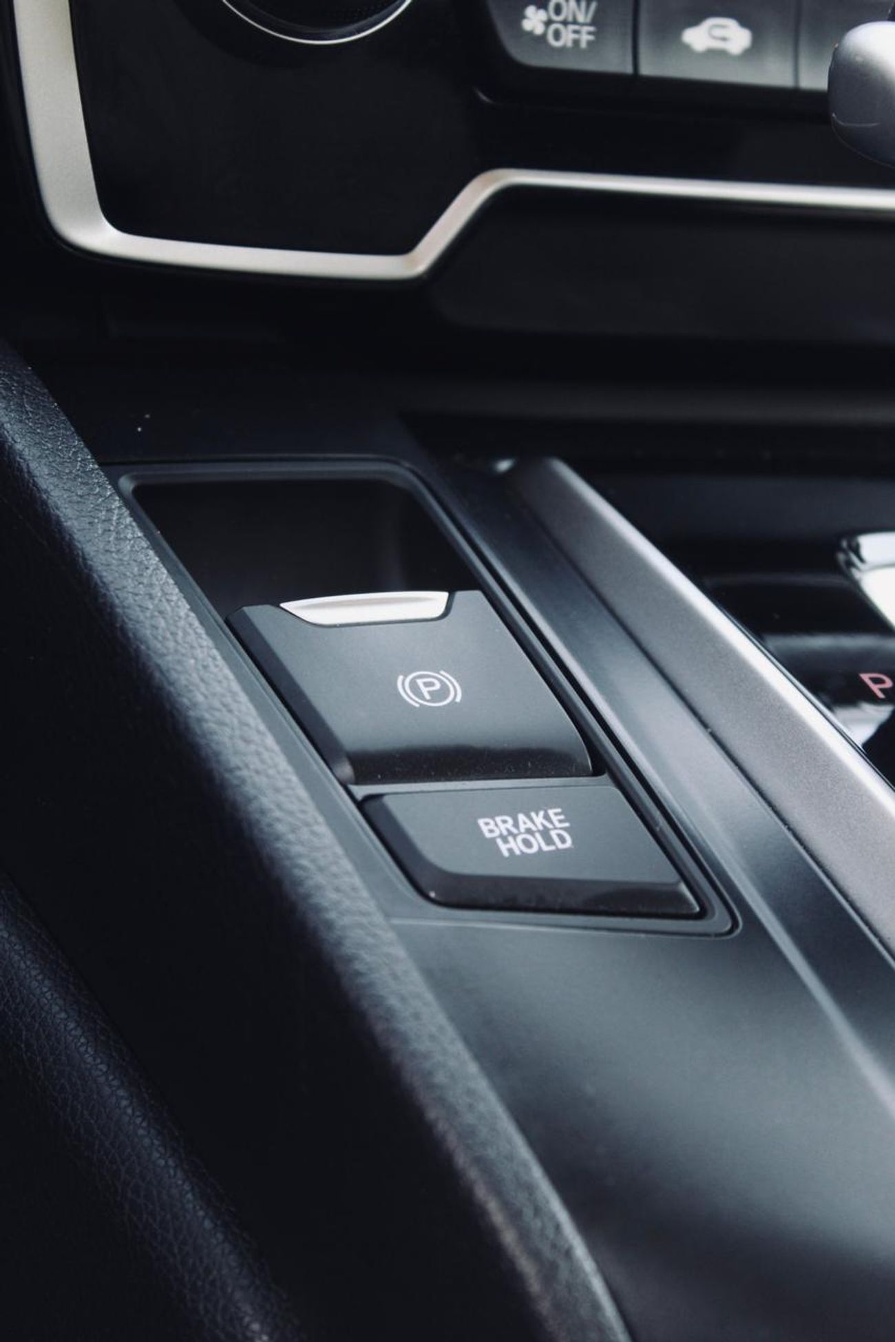 Honda CRV The 2021 Honda CR-V is a highly versatile, compact 5-seater SUV (with 7-seat options in some markets