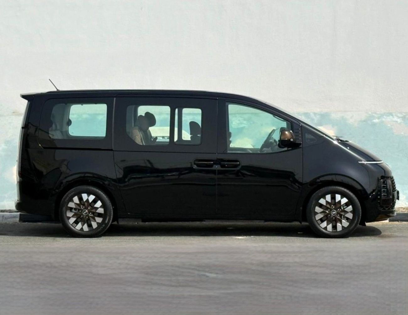 Hyundai Staria Luxury 3.5L HYUNDAI STARIA LUXURY | GCC SPECS | YEAR: 2024 | KMS: 35,800 | 5-YEARS WARRANTY | 5-YEAR