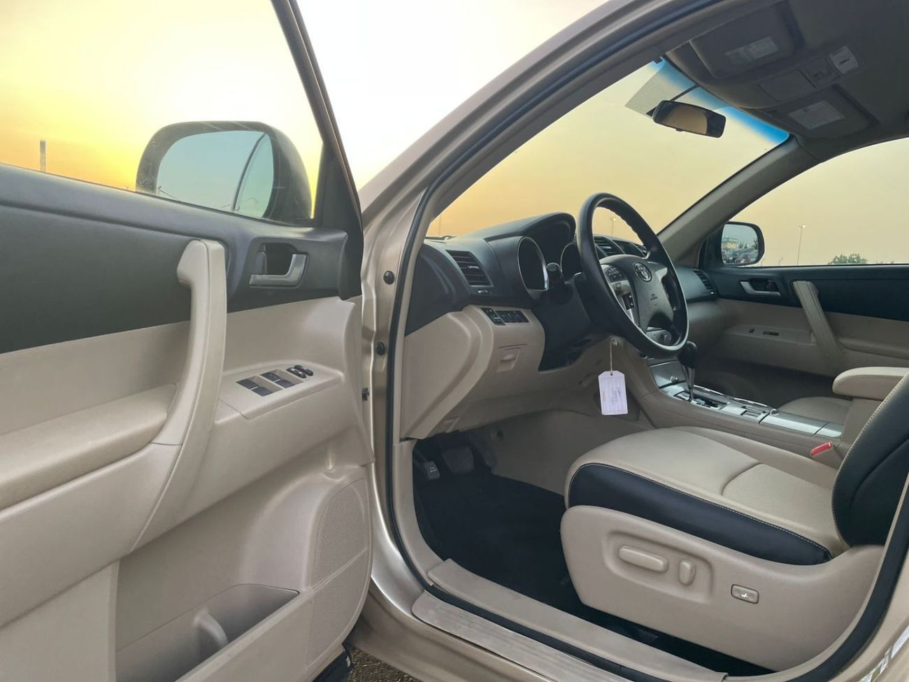 Toyota Highlander 2013 Toyota Highlander MidOption+ 3.5L V6 - AWD 4x4 - Electric Seats - 7 Seater With Rear CAM -