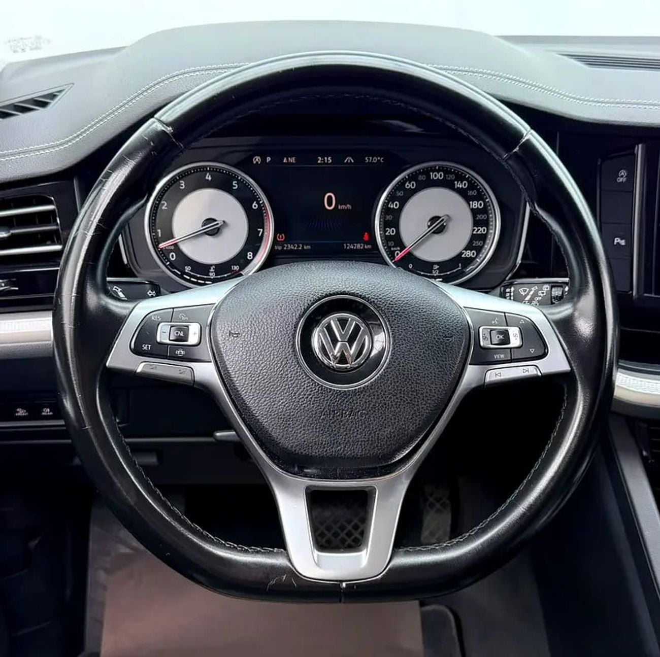 فولكس واجن طوارق Trendline, Full Service History, Fully Loaded, Excellent Condition, GCC