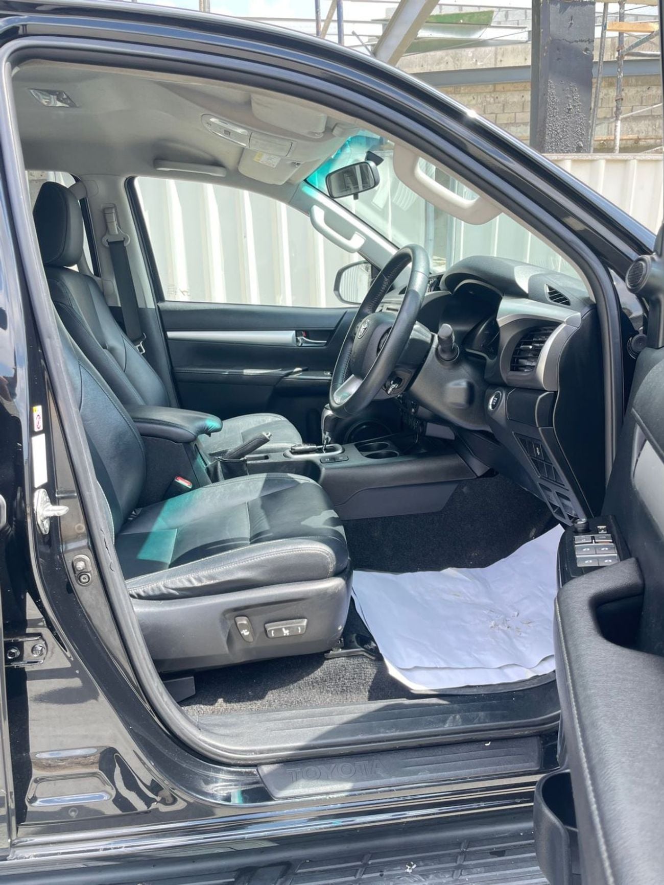 تويوتا هيلوكس diesel 2.8 liter ,right hand drive automatic ,full option