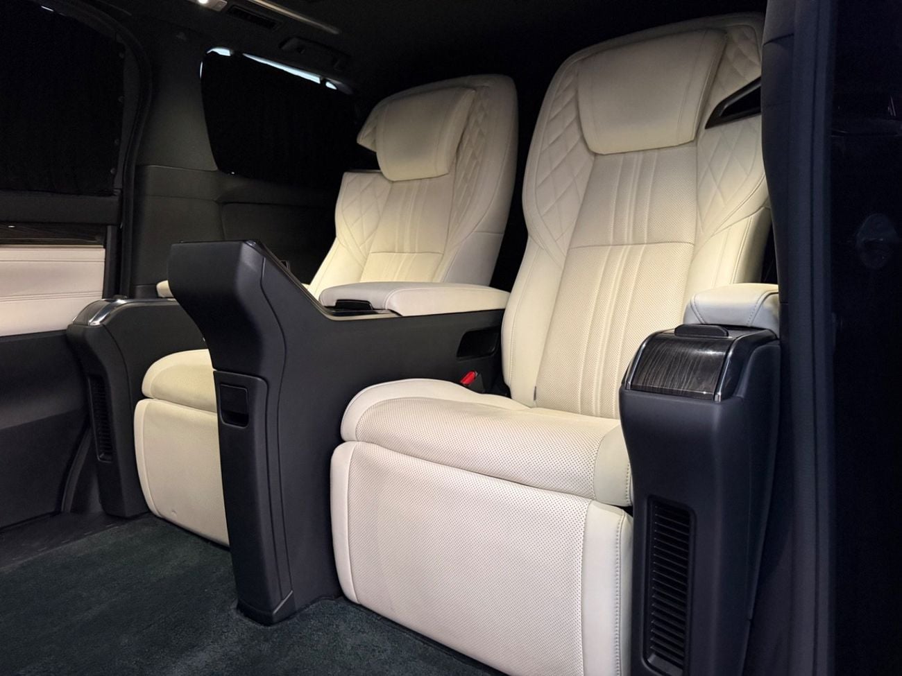 Lexus LM 300H STANDARD Lexus LM 300 2020 | 4-Seater VIP Luxury   Price: AED 259,000  Japanese Specifications  Mileage: 120,
