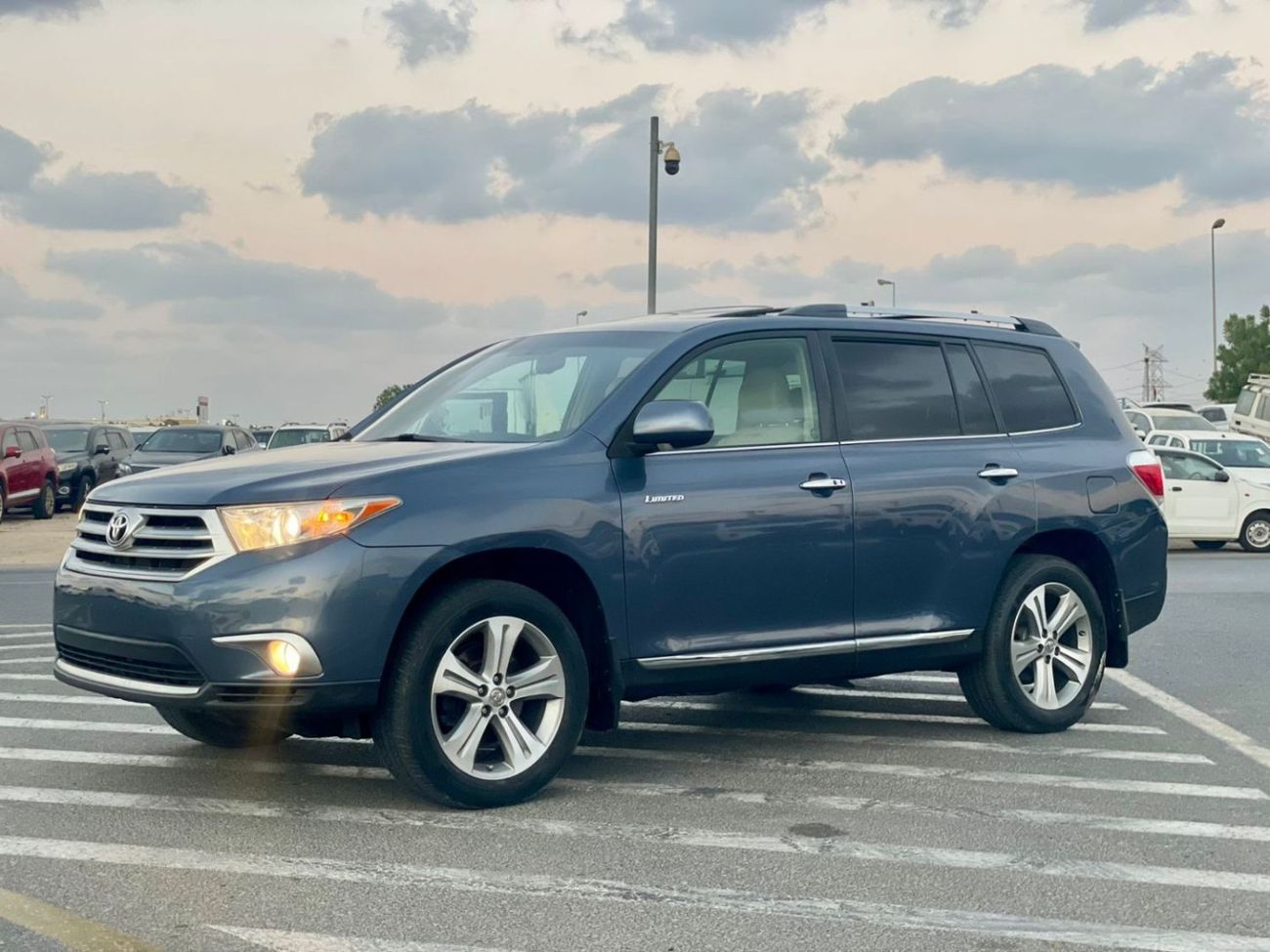 تويوتا هايلاندر 2012 Toyota Highlander Limited Edition Full Option - 3.5L V6 AWD 4x4 - 7 Seater Electric Seats 