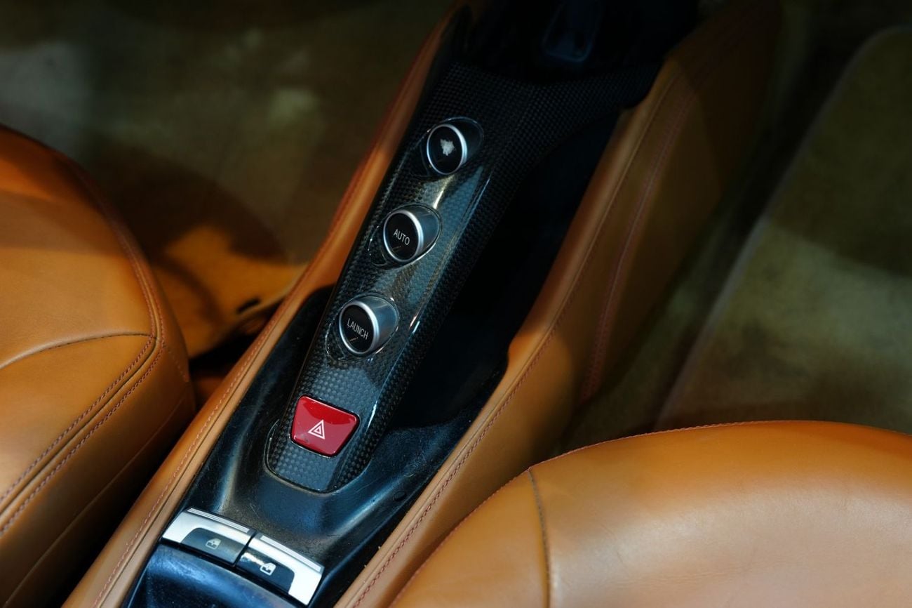 فيراري 488 سبايدر Spider Carbon Exterior/Interior, Passenger Display, GCC Specs!!