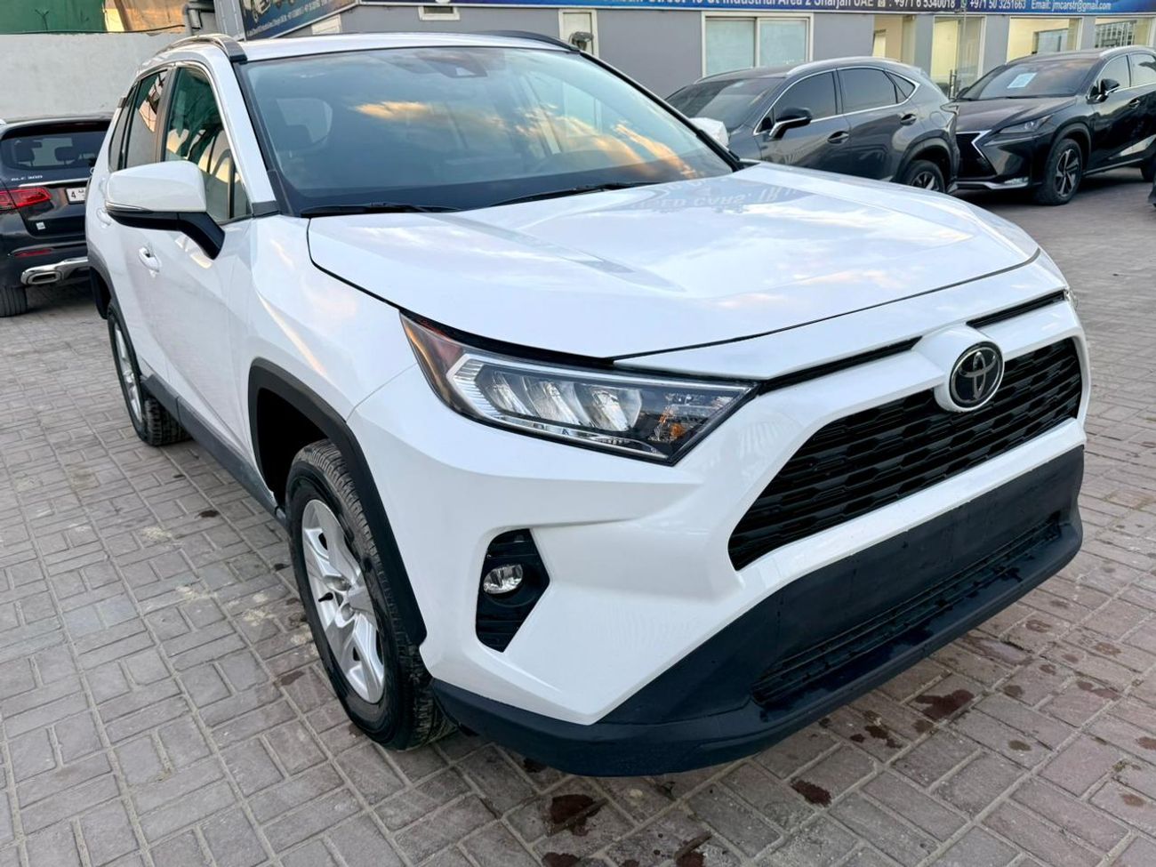 Toyota RAV4 XLE 2.5L 2021 Rav4 XLE AWD + 4x4 + ( low miles 19751 only ) Push Start + Sunroof + 2.5L Full option