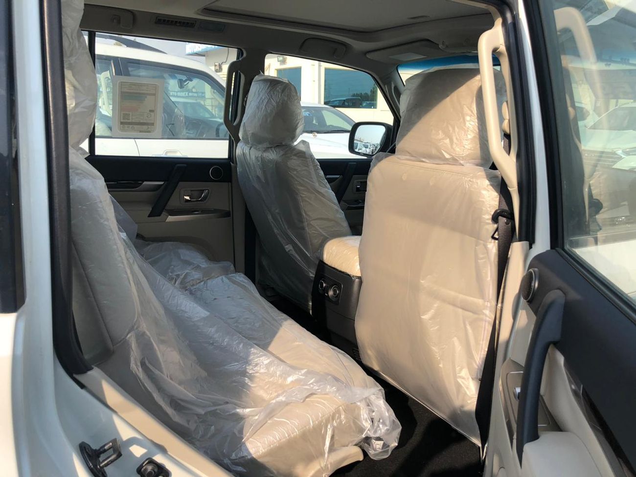 Mitsubishi Pajero GLS 3.0L, Alloy Rims 17'', 2-Power Seats, DVD+Camera, Back Sensors, Sunroof, CODE-MPGLS18