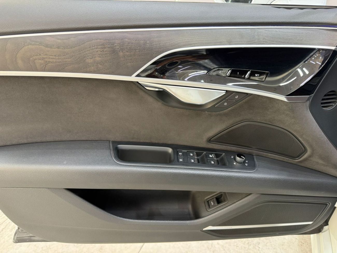 Audi A8 L 55 TFSI quattro Full Option 3.0L