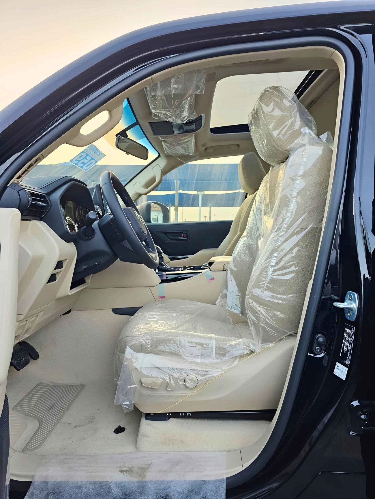 تويوتا لاند كروزر LC300 GXR / 3.3L V6 DIESEL / MID-STD DVD / DRIVER PWR SEAT / SUNROOF (CODE # GXR-G1)