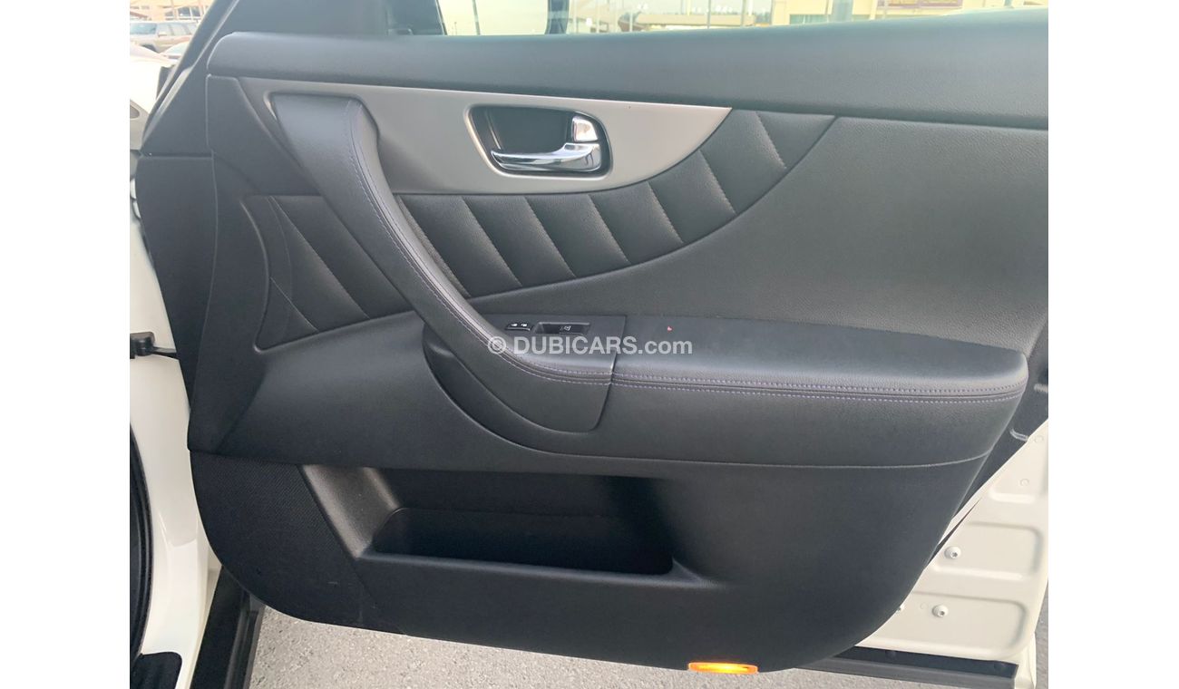 إنفينيتي QX70 Infiniti QX70 S  2015