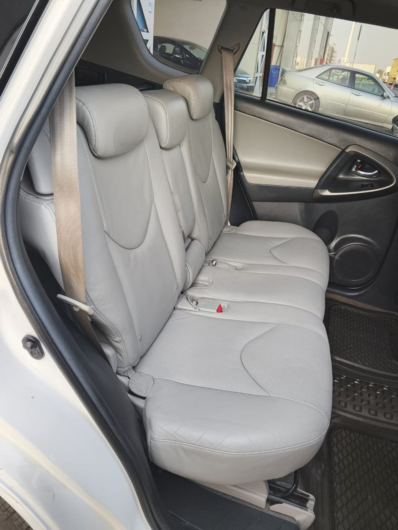 تويوتا راف ٤ non accident orignal paint