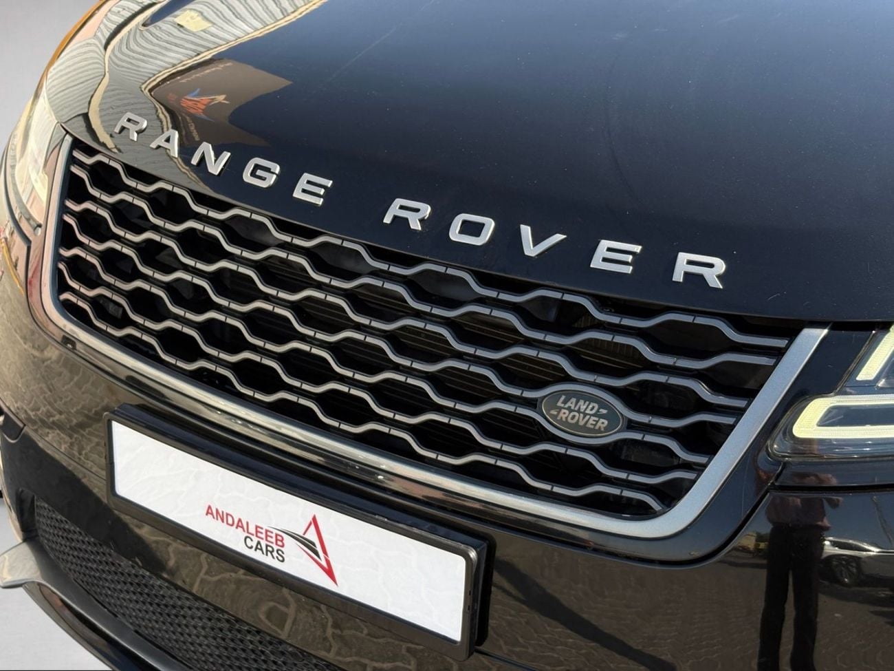 Land Rover Range Rover Velar P250 R-Dynamic SE 2.0L LUXURY R-DYNAMIC SE | RANGE ROVER VELAR P250 | PANORAMIC ROOF | 2.0L TURBO | 2019 GCC