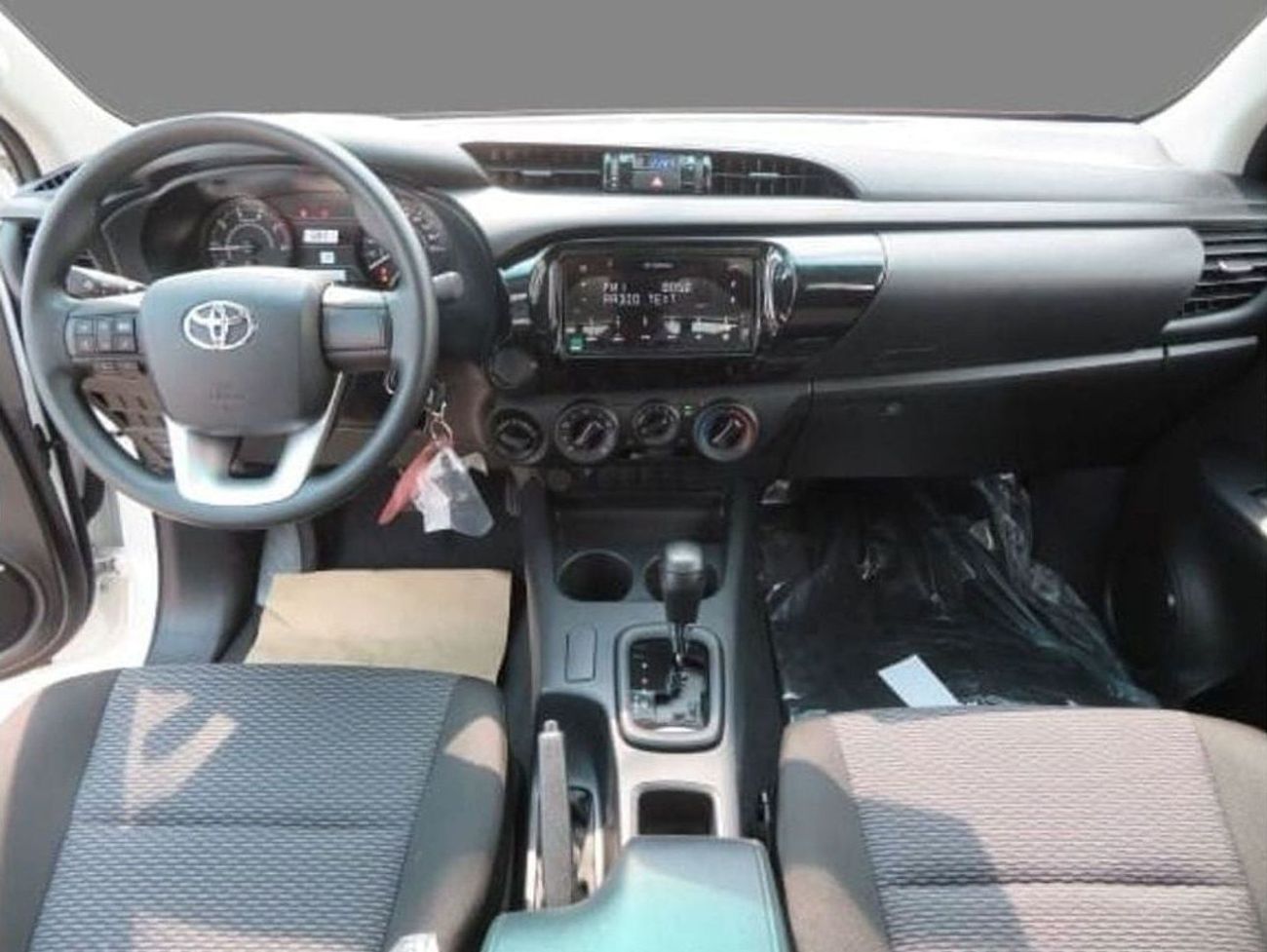تويوتا هيلوكس GLX 2.4L DIESEL AUTOMATIC 4X4 DOUBLE CABIN