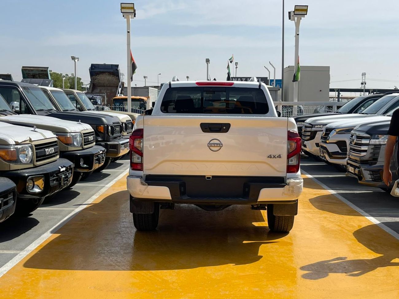 Nissan Navara Std 2.5L 4WD M/T Nissan Navara Double Cab  2.5L Petrol 4WD 5 Seater MT White