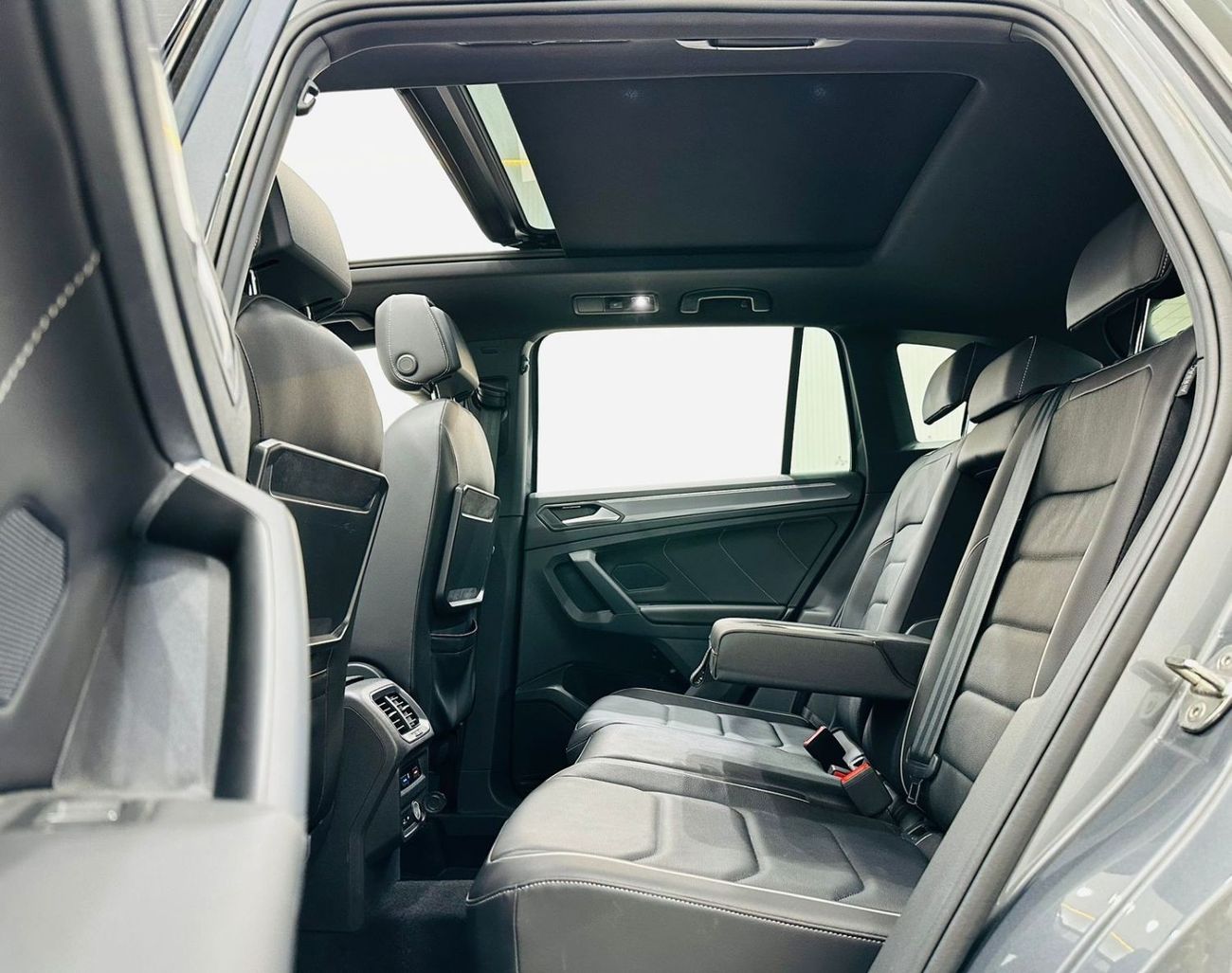 فولكس واجن تيجوان 2020 Volkswagen Tiguan R-Line Black Edition, March 2025 VW Warranty, Full VW Service History, GCC