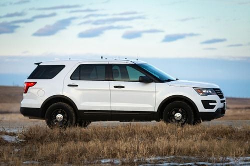 أبارث 500C Key Features & Options: - Panoramic sunroof - 360-degree camera with parking sensors - Adaptive crui