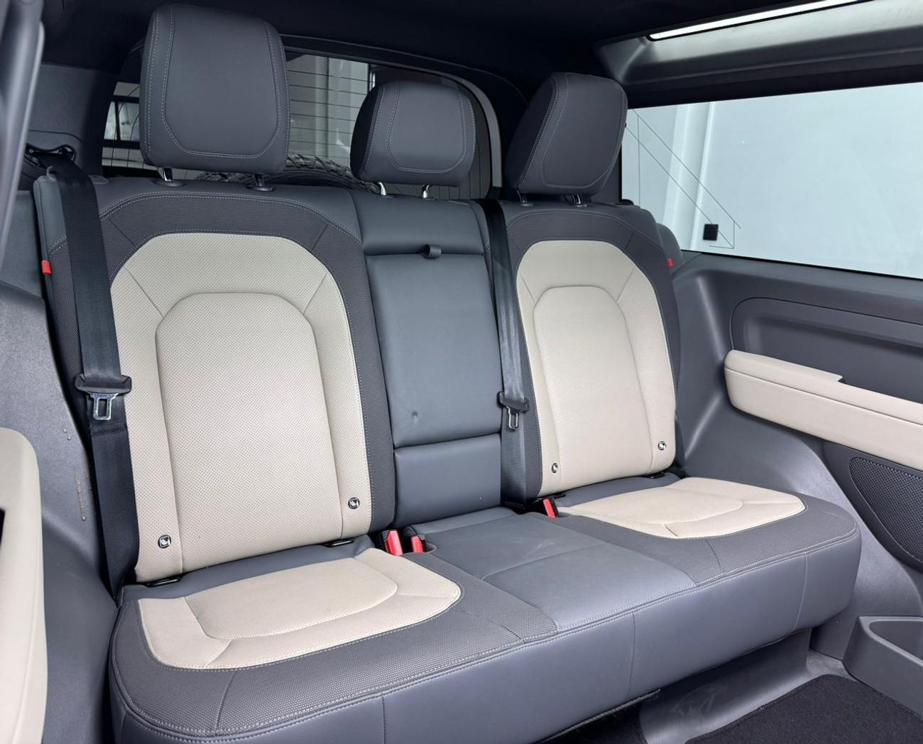 Land Rover Defender P300 90 X-Dynamic SE 3.0L (5 Seater) 2023 Land Rover Defender 90 X-Dynamic SE P400, 2027 Land Rover