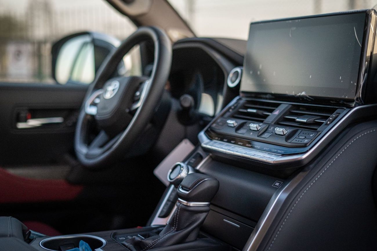 تويوتا لاند كروزر 3.3L DIESEL VXR FULL OPTION WITH RADAR