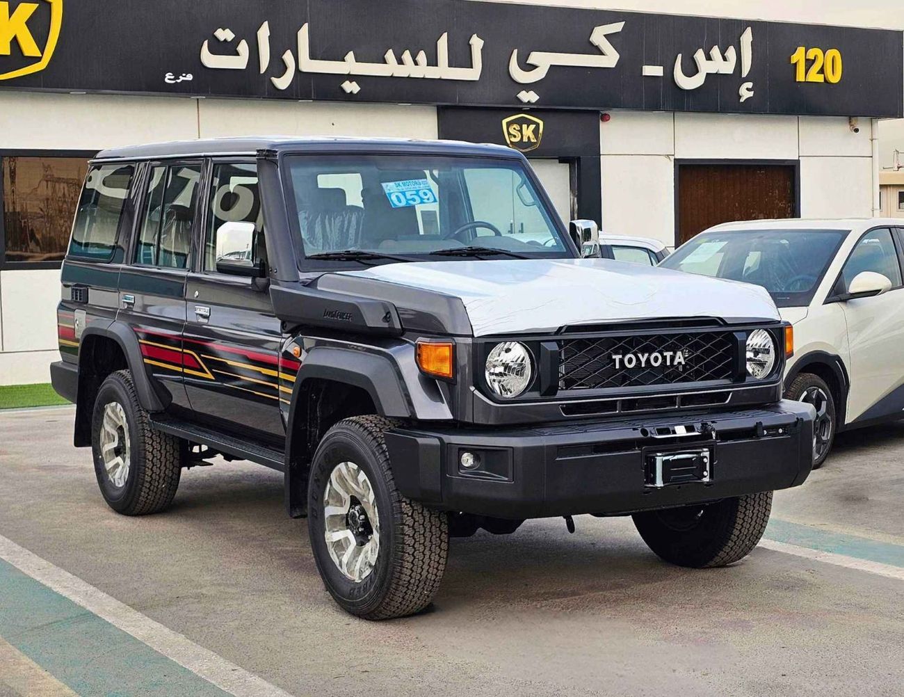 تويوتا لاند كروزر 70 LX LC76 / 4.0L PETROL A/T / DIFFLOCK / WINCH, SNORKEL / REFRIGERATOR / OVER FENDER (CODE # 76PAF)