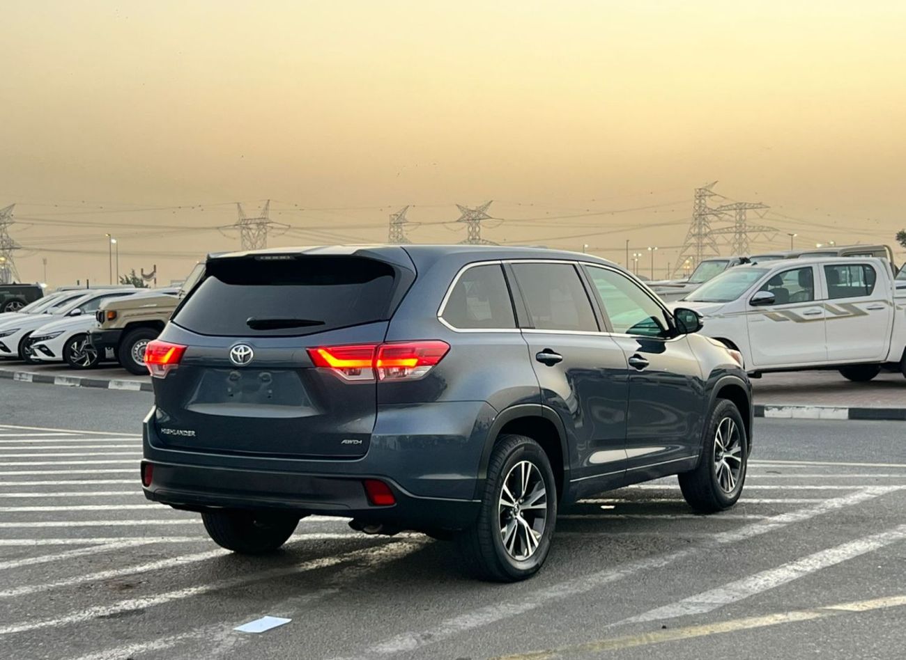تويوتا هايلاندر 2018 Toyota Highlander Mid Option 2.7L V4 -AWD 4x4 - Rear Camera - Leather Seat
