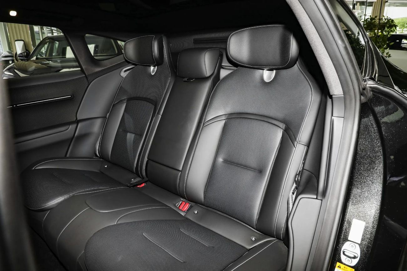 Avatr 12 Modified Max rear-wheel drive extended-range version