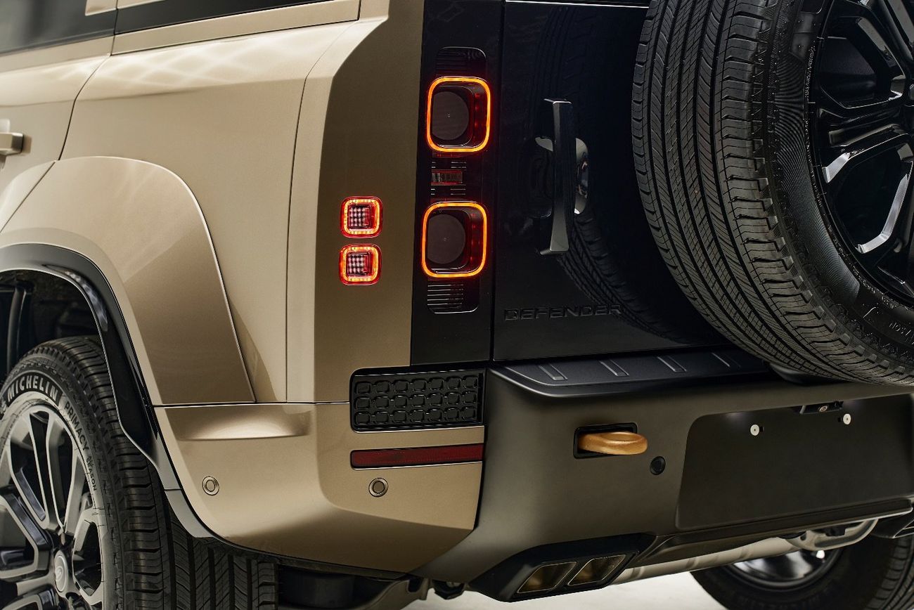 لاند روفر ديفندر 110 P635 OCTA V8