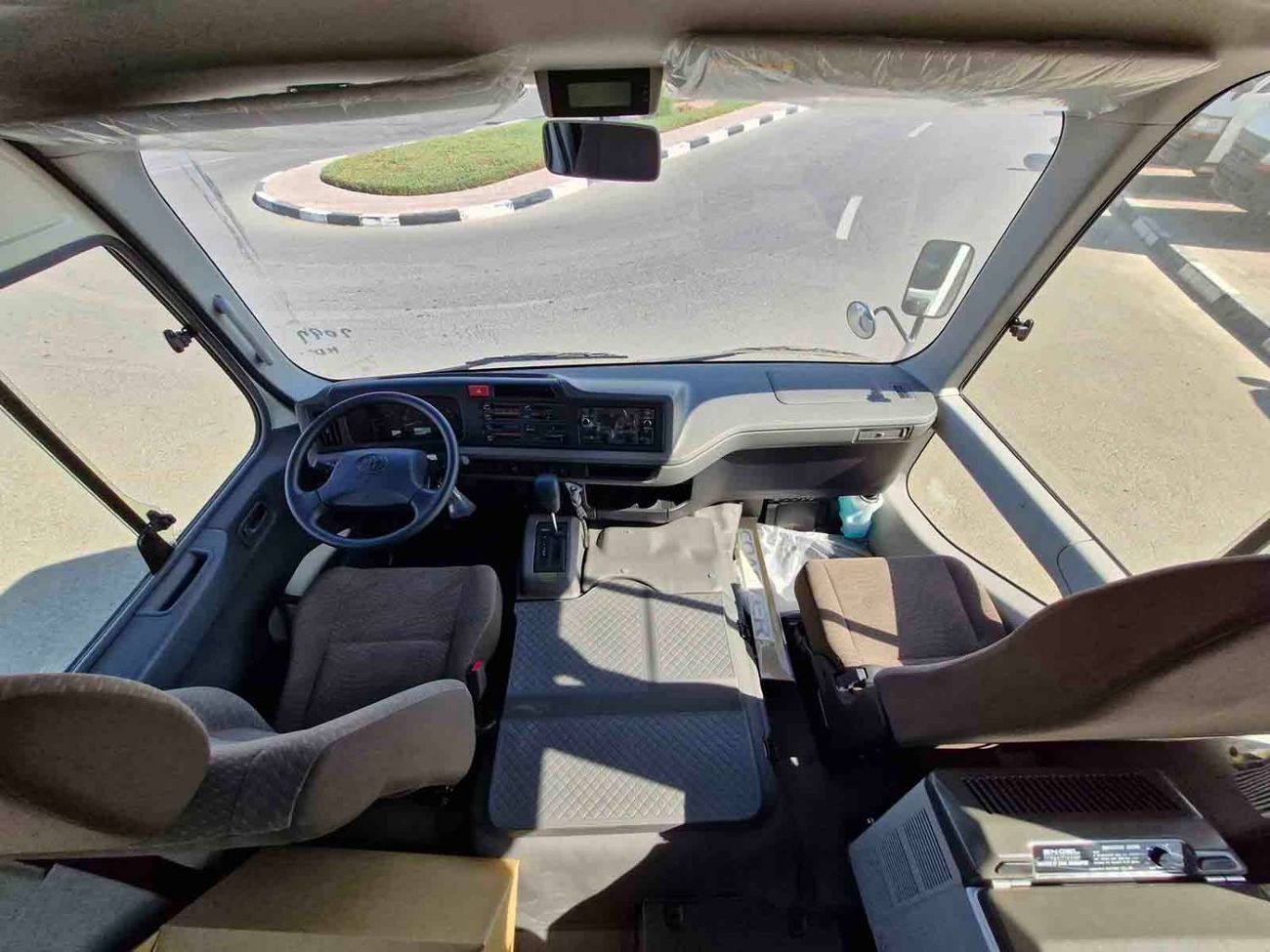 تويوتا كوستر ECTALM003 - 2025 Toyota Coaster – 2.8L Diesel Auto – 22 Seats, Cool Box