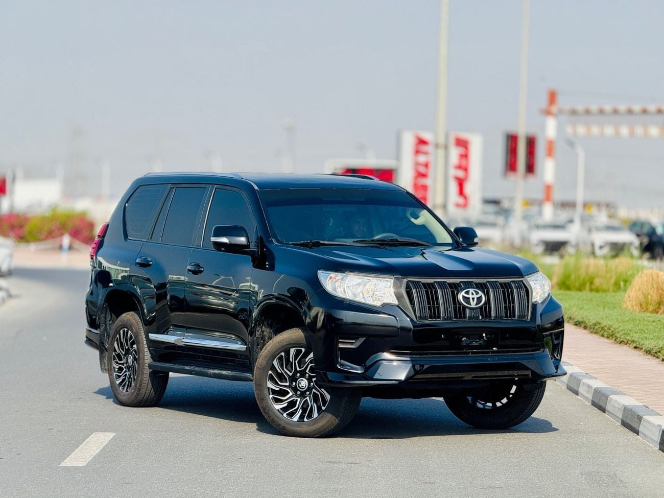 Toyota Prado VXR Toyota Prado Fuel Petrol cylinder 4 black colour outside and beige inside