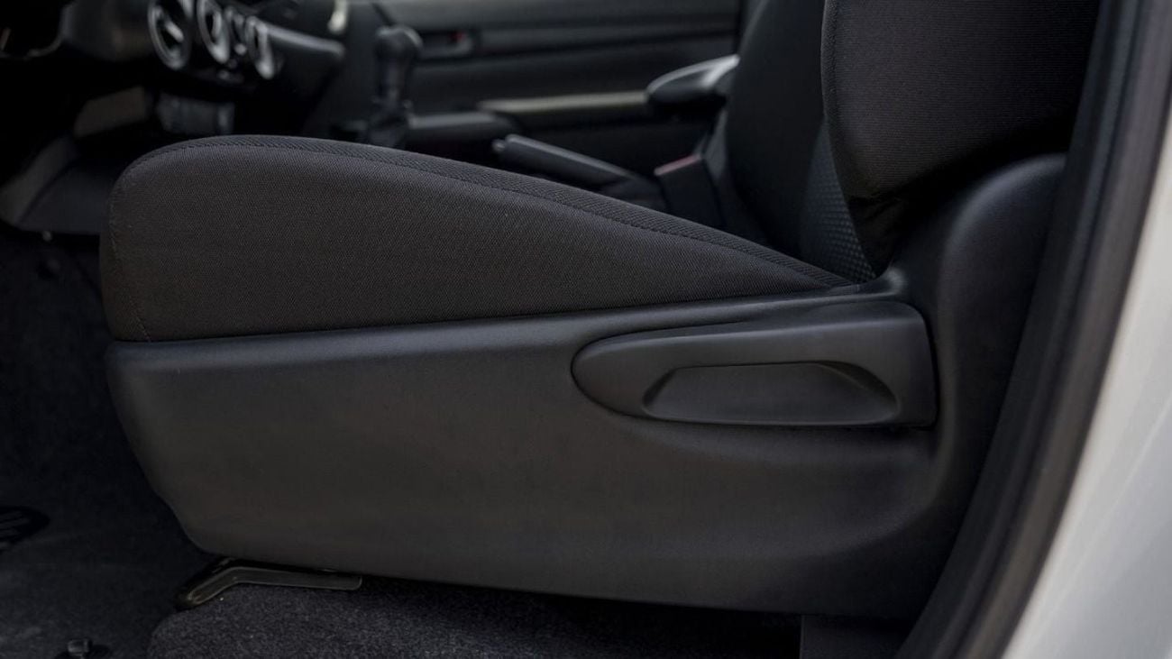 تويوتا هيلوكس (LHD) TOYOTA HILUX DC COMFORT PLUS 2.4D MT 4X4 MY2024 - WHITE