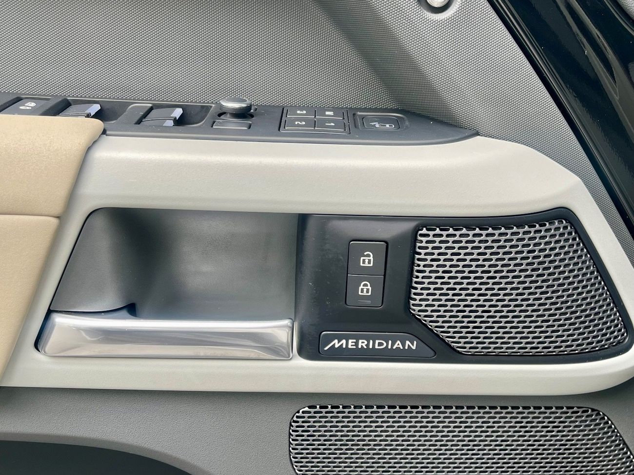 لاند روفر ديفندر P300 110 SE 2.0L (7 Seater)