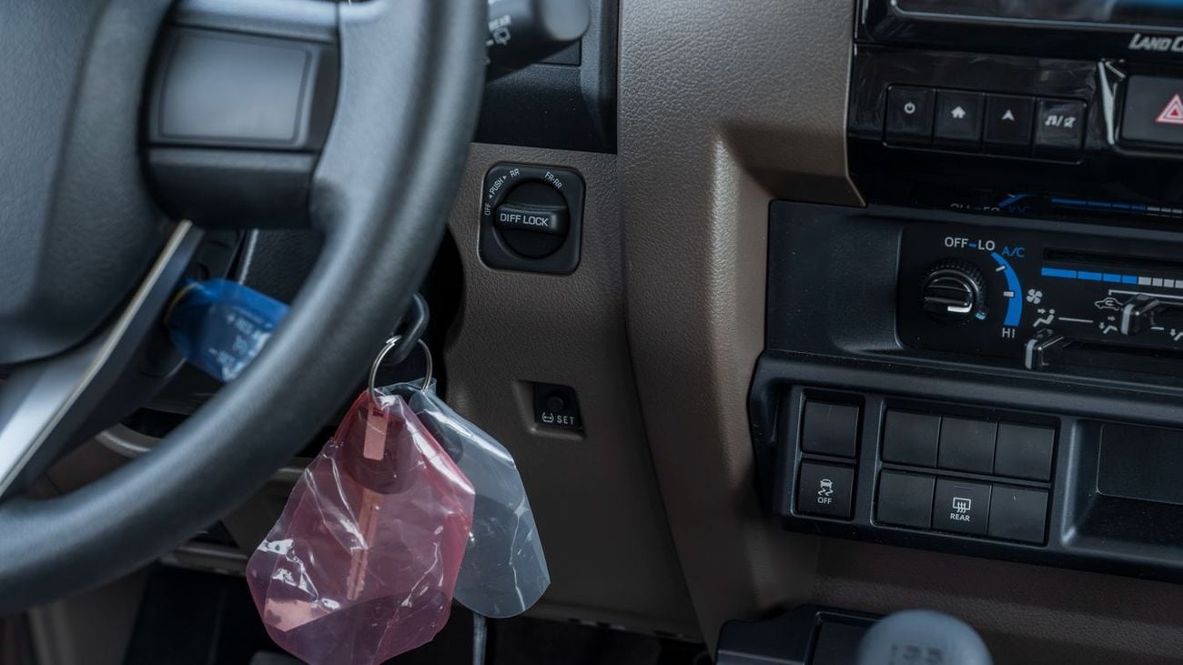 تويوتا لاند كروزر 76 TOYOTA LANDCRUISER76 HARDTOP 2.8 MT HIGH -2026YM