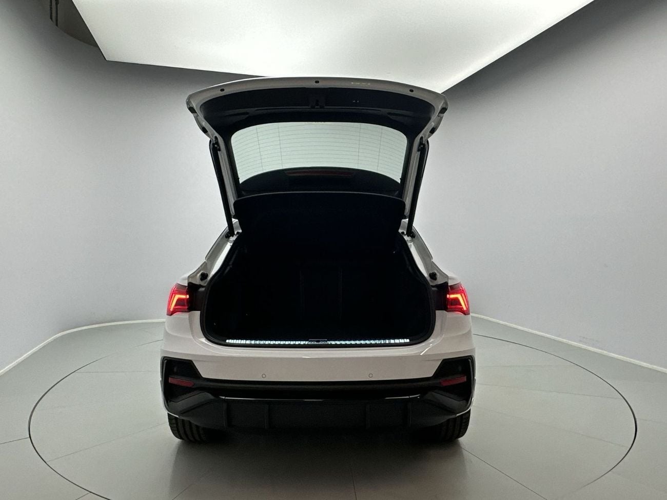 أودي Q3 Sportback 40 TFSI S Line 2.0L FWD(Ref# 06403)