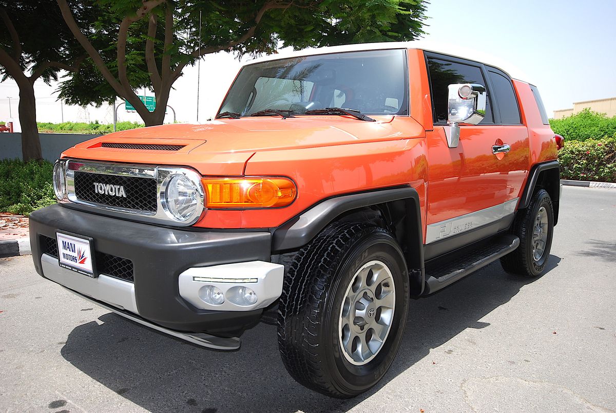 Toyota FJ Cruiser - IMMACULATE for sale: AED 99,000. Orange, 2015