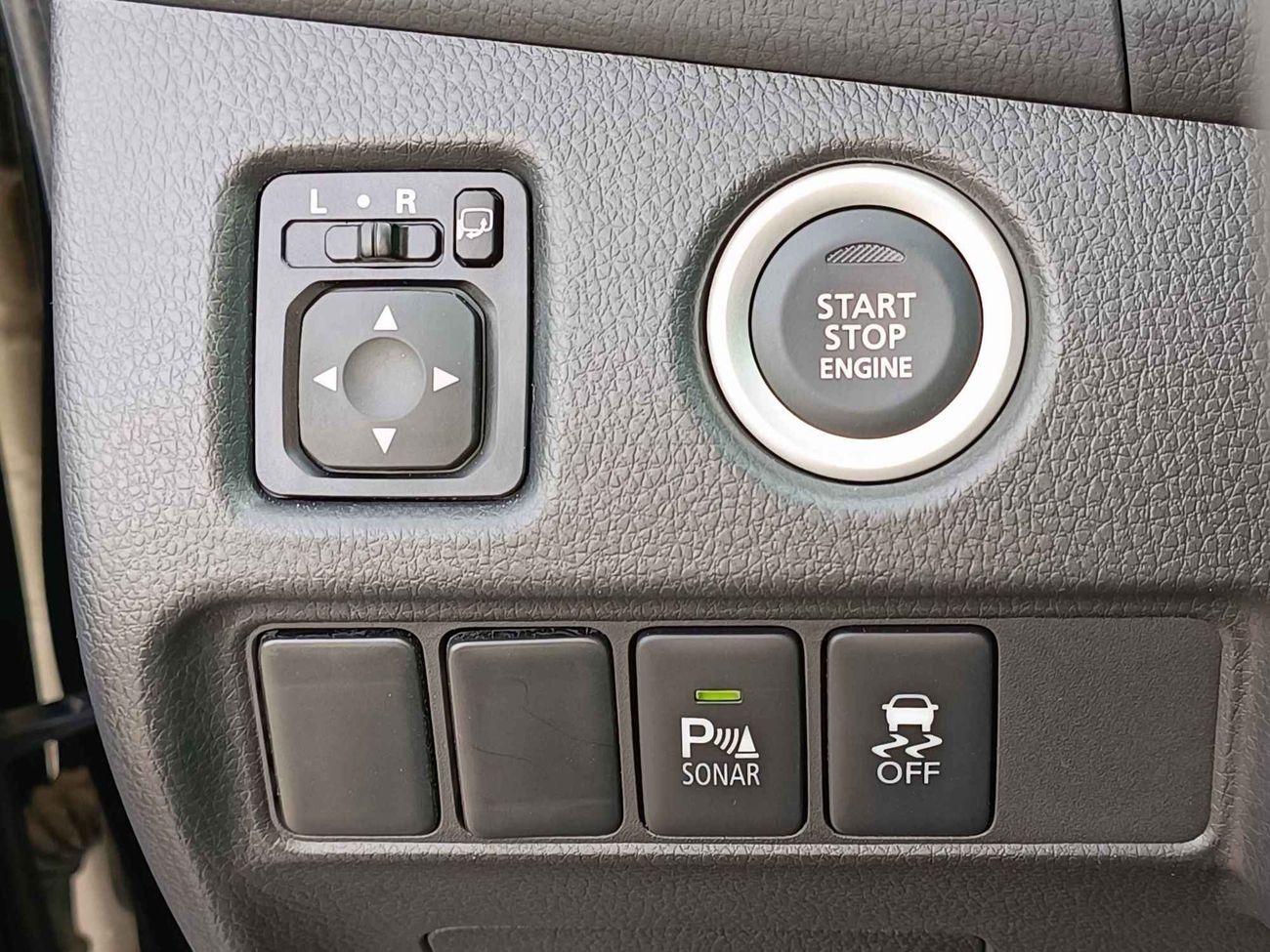 Mitsubishi Montero Sports / 3.0L /  Leather Seats / Push Start / Sunroof  / 4WD (CODE # 67942)