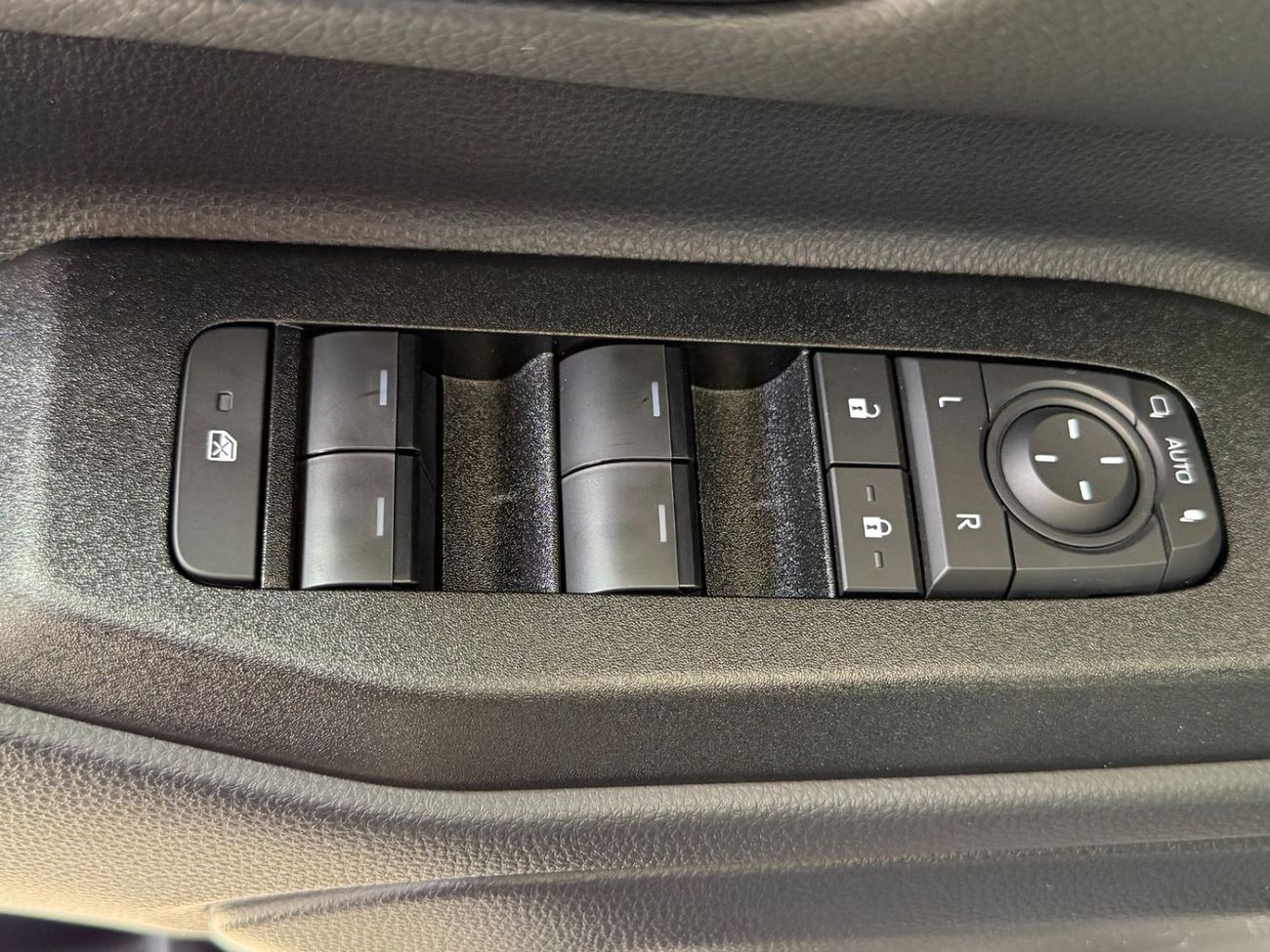 تويوتا برادو 2.8 DIESEL 4X4 AT VX -STD SUNROOF  **EXPORT ONLY**التصدير فقط خارج الخليج**