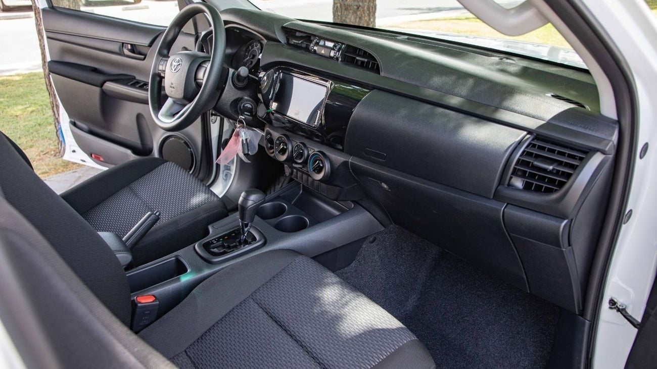 تويوتا هيلوكس DLX 2.4L DOUBLE CAB BASIC A/T