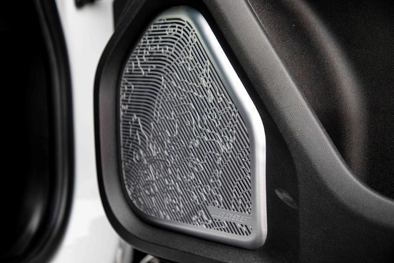 GMC Hummer EV Pick Up Edition1 - White inside Black & White | Export Only