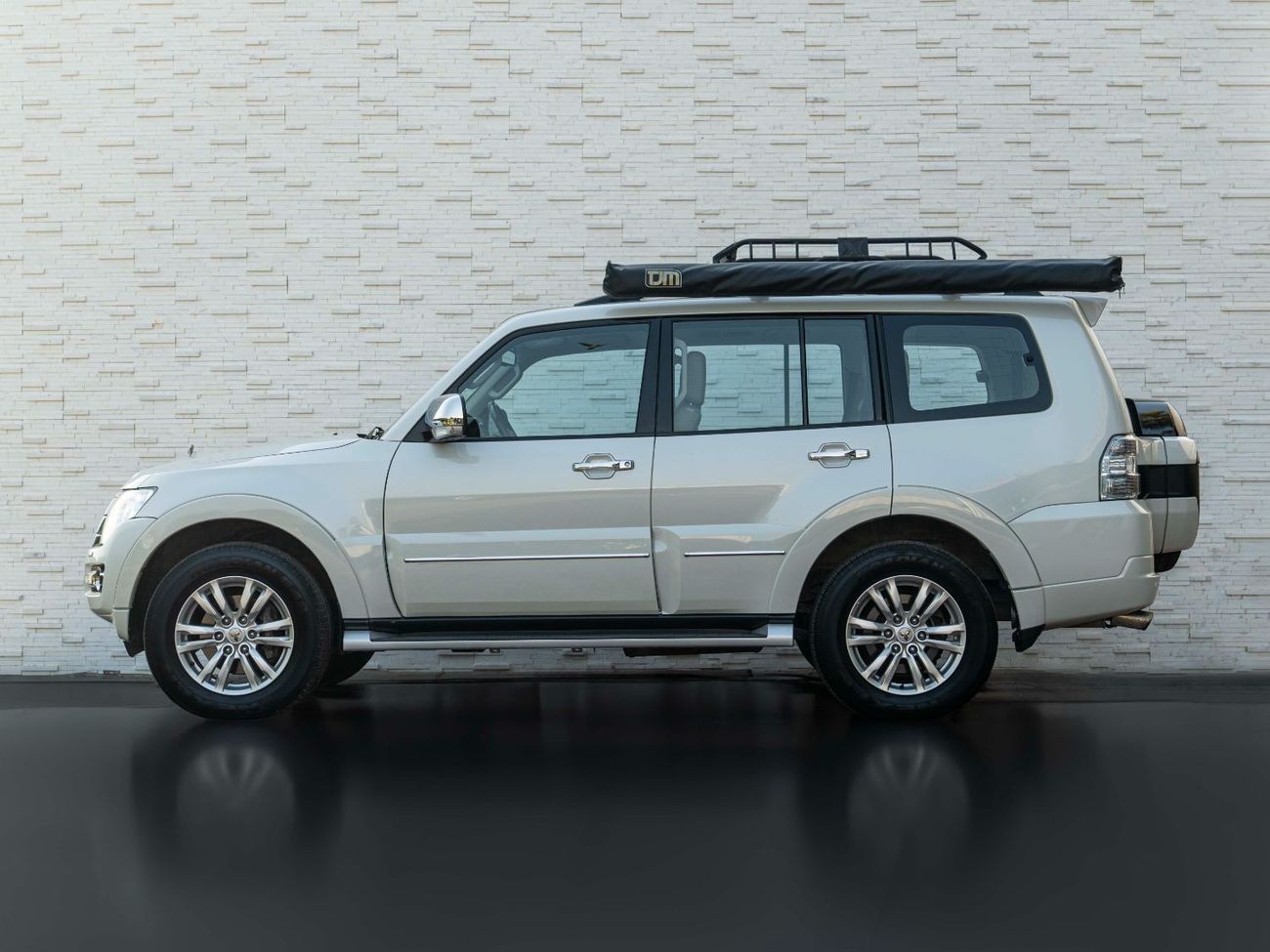 ميتسوبيشي باجيرو AED 1,415 PM • 3.8L PAJERO GLS TOP • ONLY 60,000 KMS • GOLD EMBLEM PACKAGE WITH RHINO ROOF-RACK
