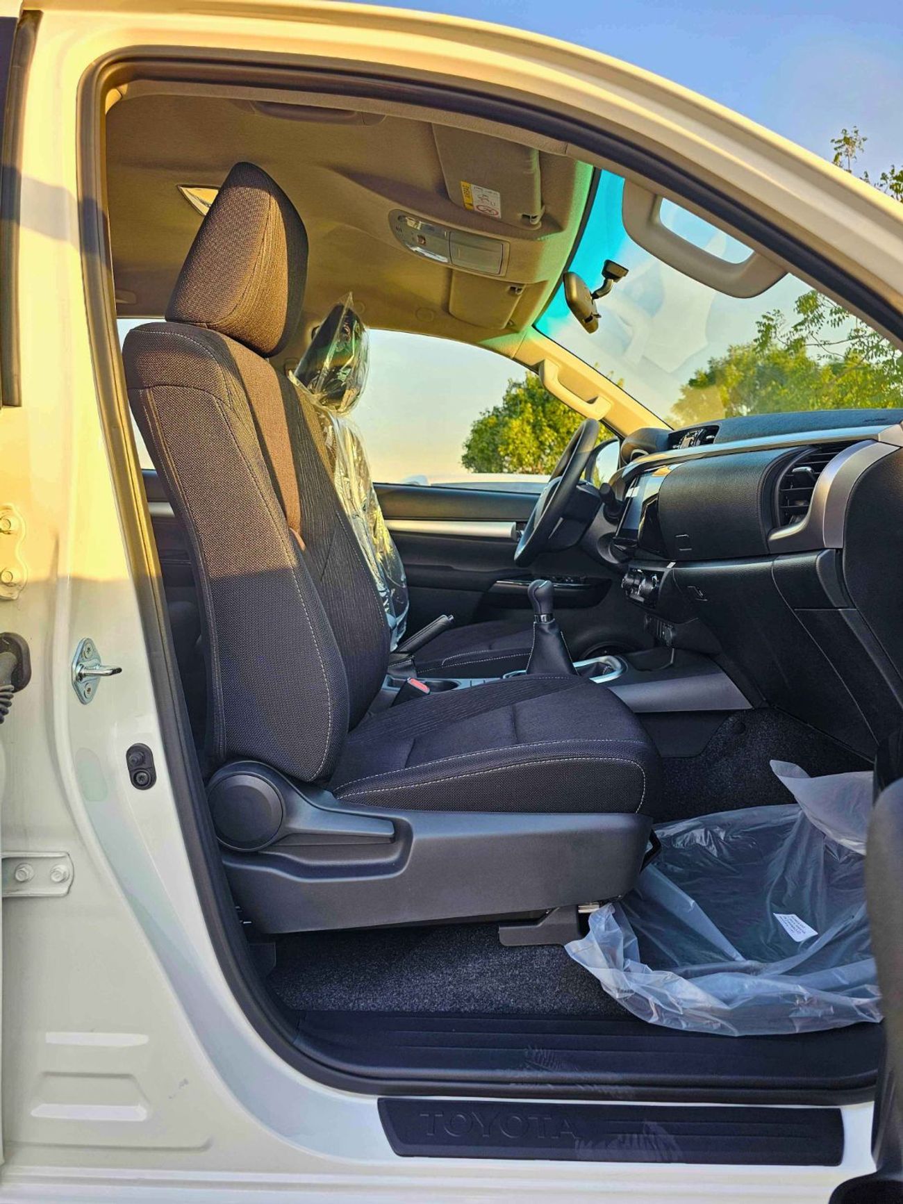 تويوتا هيلوكس SR5 WIDE BODY / 2.4L V4 DIESEL M/T / CHROME BUMPERS / DVD CAMERA / PUSH START / FULL OPTION (CODE # 