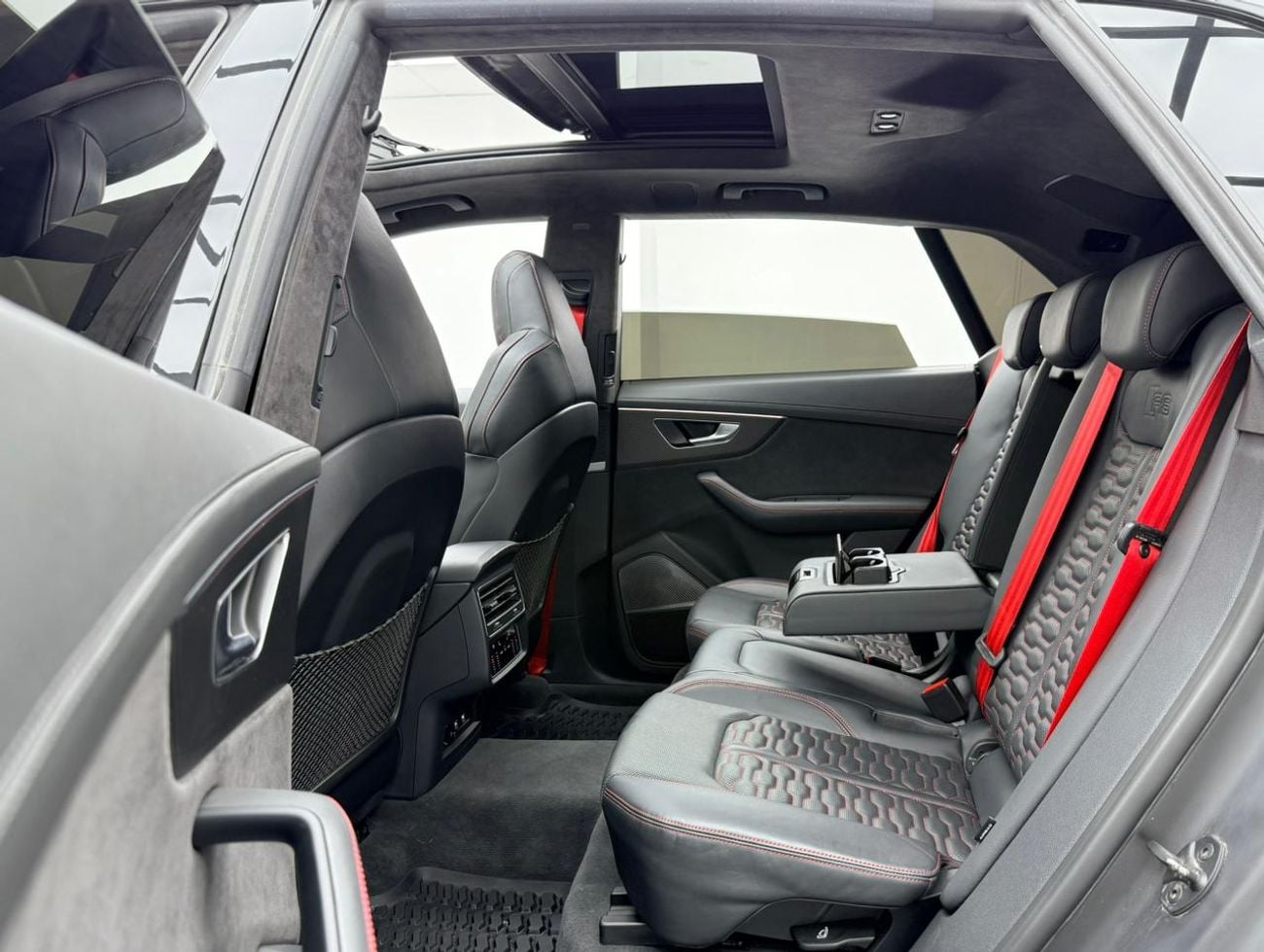 أودي RSQ8 2020 Audi RSQ8 4.0TFSI Quattro, Warranty, Carbon Fiber Package, Excellent Condition, GCC