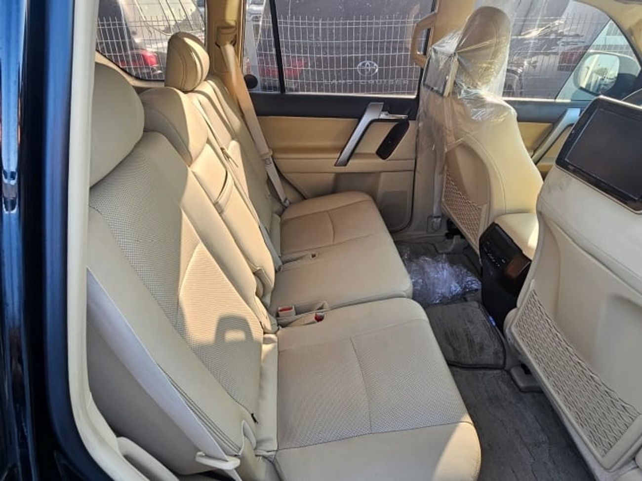 Toyota Prado VXR 4.0L 4WD LHD-GCC SPECS-Automatic-petrol-6 Cylinders-7 Seats-5 Doors