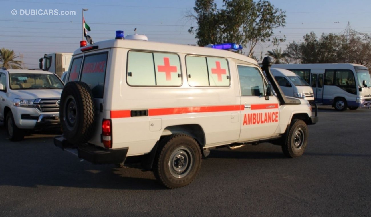 تويوتا لاند كروزر هارد توب AMBULANCE ، LC78 ، هارد توب ، 4 × 4 ، ناقل حركة يدوي ، ديزل ، محرك اليد اليسرى